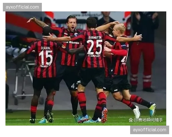 镜头捕捉：亚特兰大主帅加斯佩里尼因边路防守疏漏在场边激烈指挥